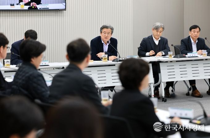 정용래 유성구청장이 1일 확대간부회의를 주재하고 있다.