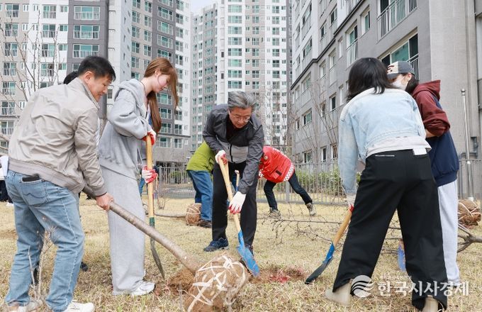 31일 문지동 민마루근린공원에서 진행된 ‘나무심기 행사’
