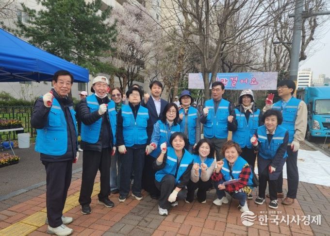 광명시 철산3동 주민자치회는 1일 봄을 맞아 2026년 주민자치 마을사업인 ‘테마잇길’의 두 번째 사업으로 ‘꽃길’을 조성했다.