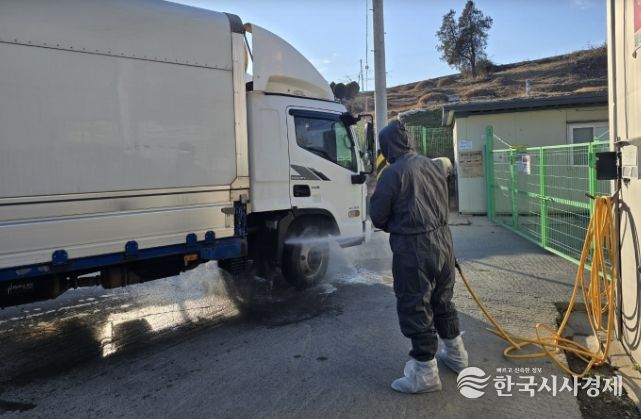 산란계농장 입구 출입 차량 소독