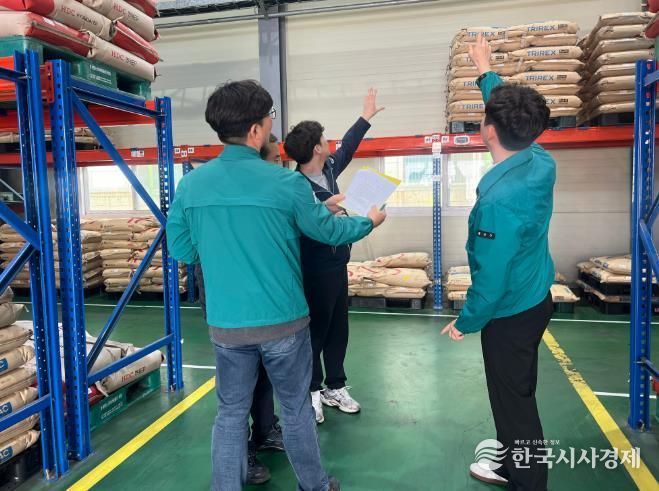 광산구가 산업단지 내 위반건축물 점검을 위해 건축물 현장을 확인하고 있다.