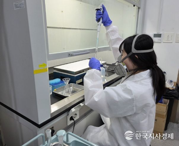 가축퇴비부숙도 검사(강산을 이용한 퇴비 분해 및 추출하는 장면)