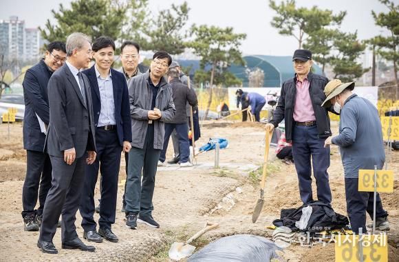 윤환 구청장, ‘계양실버농장’ 개장 현장 방문