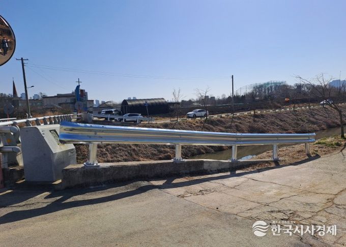 안전시설물을 설치한 가좌천 전경사진