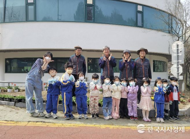 과천시 문원동행복마을관리소, 어린이와 함께 '줍깅' 꽃 심기 행사 실시