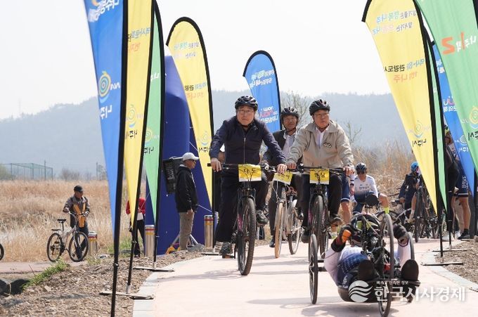 나주시가 지난 2일 지석천 자전거길 나주 구간(산포~남평) 6.11km 조성을 완료하고 개통식을 개최했다.