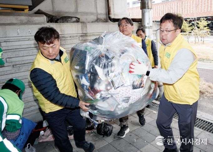 김현수 수원시 제1부시장이 수원역 일대에서 쓰레기를 치우고 있다.