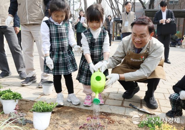 조성명 강남구청장이 3일 양재천 개포동근린공원에서 열린 ‘참여의 정원 숲 조성 행사’에서 어린이들과 함께 물을 주며 식목일 기념 정원 조성에 참여하고 있다.