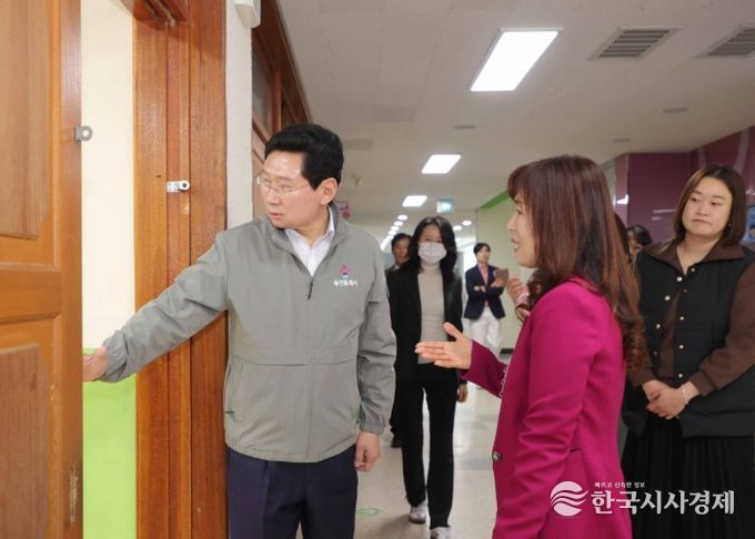 이상일 용인특례시장이 3일 한빛초 도서관 조성 현장을 방문해 추진 현황을 점검했다