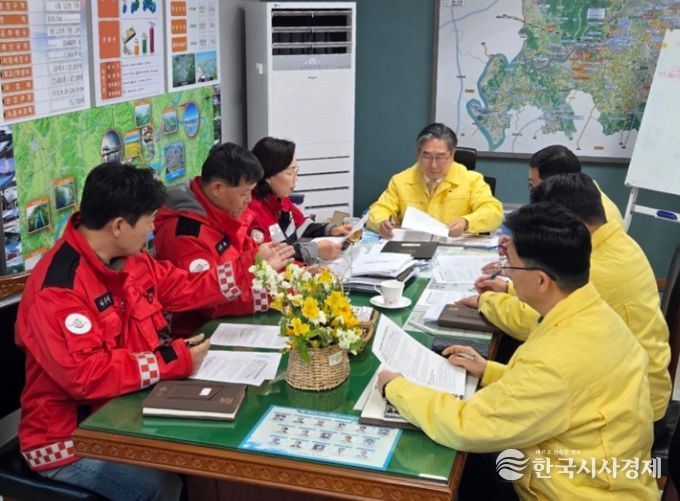 강상구 직무대행(부시장)이 산불방지 중점기간 비상근무 체계 운영을 위한 회의를 주재하고 있다.
