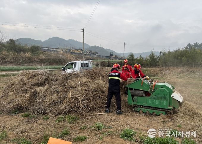 고흥군, 청명·한식 전후 산불 예방 총력 대응 (1) - 산불재난대응단 영농부산물 파쇄 지원