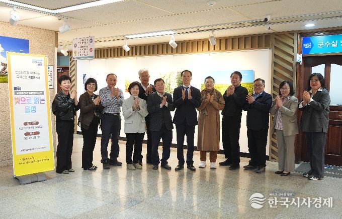 ‘빛으로 읽는 음성’...음성군청 복도 갤러리 2분기 전시