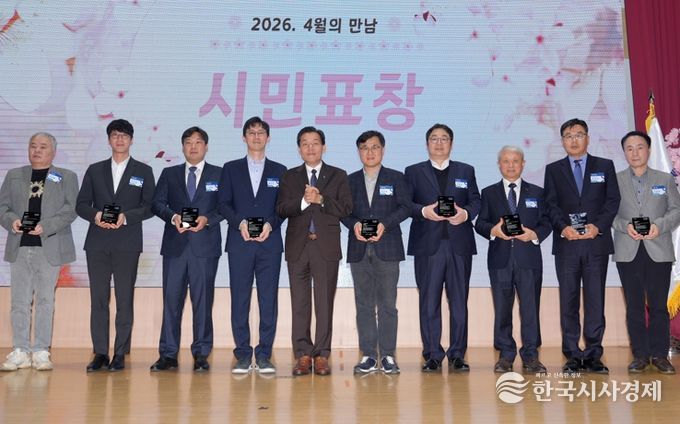 이재준 수원시장(왼쪽 5번째)이 성실납세자들과 기념촬영을 하고 있다.