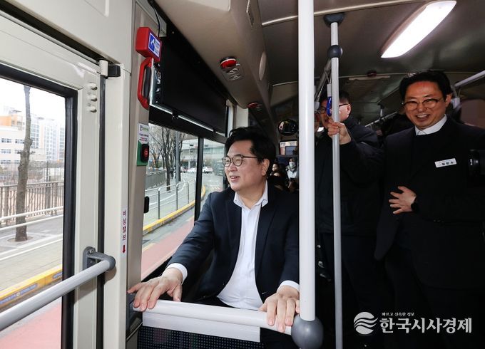 박일하 동작구청장이 지난 3월, 마을버스 동작21번에 시승해 흑석고등학교 앞을 지나가고 있다.