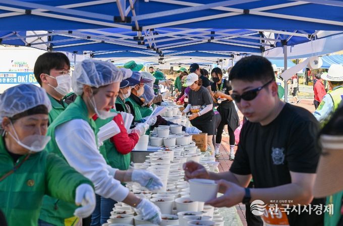 영주시 새마을회가 1만명 분 국수나눔을 하고 있다.