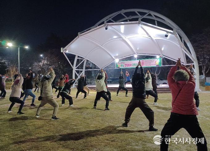 충남 계룡시는 오는 6월 25일까지 금암광장공원에서 ‘봄날 건강 ON 운동프로그램’을 운영한다.