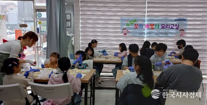 드림이 꼬마제빵사 요리교실에 참여한 아이들이 또래 친구들과 함께 소시지빵을 만들고 있다.