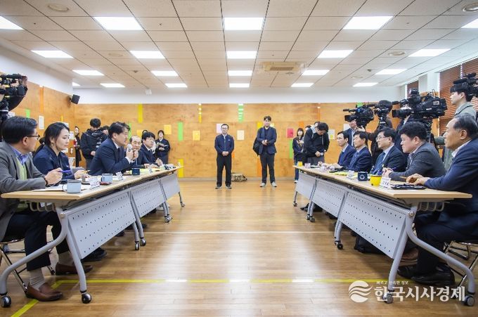 인천 서구청장, 기후부 장관과 종량제봉투 생산 현장 동행 점검