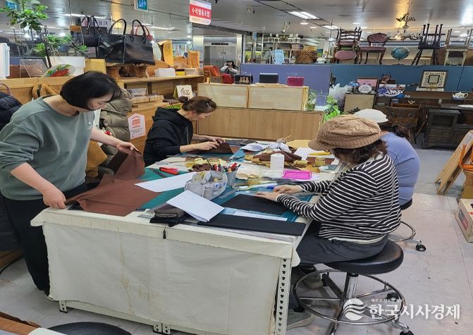 우리동네 학습공간 프로그램에 참여인 과천시민들 모습