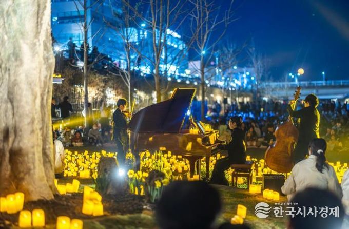 지난 2일 순천 신대천에서 시민들이 윤슬 소나타 공연을 즐기고 있다.