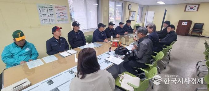 260406 점검전 시설 관리자들과 전문가들이 의견을 나누는 모습