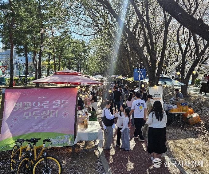 상주시, 북천 벚꽃길 따라 즐기는 봄맞이 ‘모두장터’성료