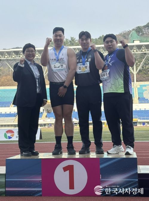 김동혁 선수(왼쪽에서 세번째)