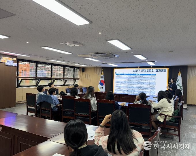 송파구 아동·청소년참여위원회 ‘푸른솔’ 위원들이 정책토론회(왼쪽)와 청소년의회(오른쪽) 활동에 참여하고 있다.