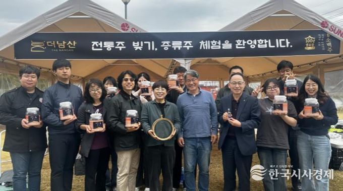 유통지원과 직원들은 지난 6일 6차산업에 대한 이해를 높이기 위해 영주탁주양조장서 막걸리 체험을 진행했다