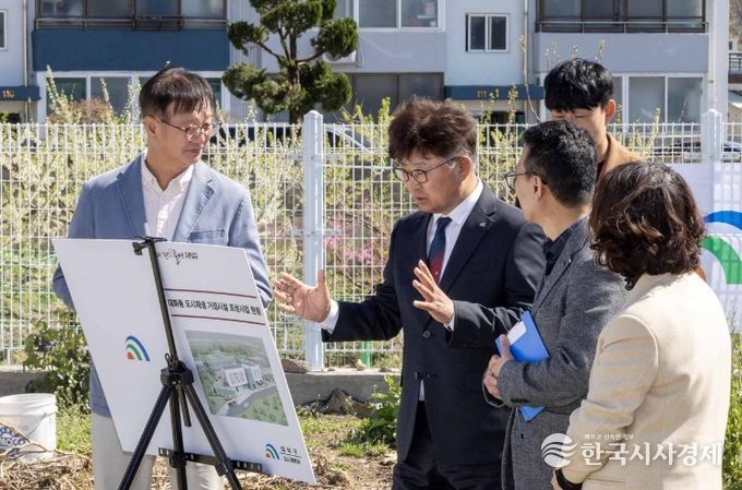 최충규 대덕구청장과 대덕구 공무원들이 7일 대화동 도시재생 거점시설 조성사업 대상지를 방문해 현장점검을 진행하고 있다.