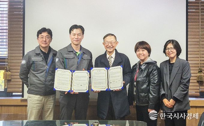 안광호 한솔제지 대전공장 공장장(사진 왼쪽 두 번째)과 유제춘 대덕구정신건강복지센터 센터장(사진 왼쪽 세 번째) 및 관계자들이 근로자 건강증진 및 심리 지원을 위해 업무협약을 체결한 후 기념 촬영을 하고 있다.