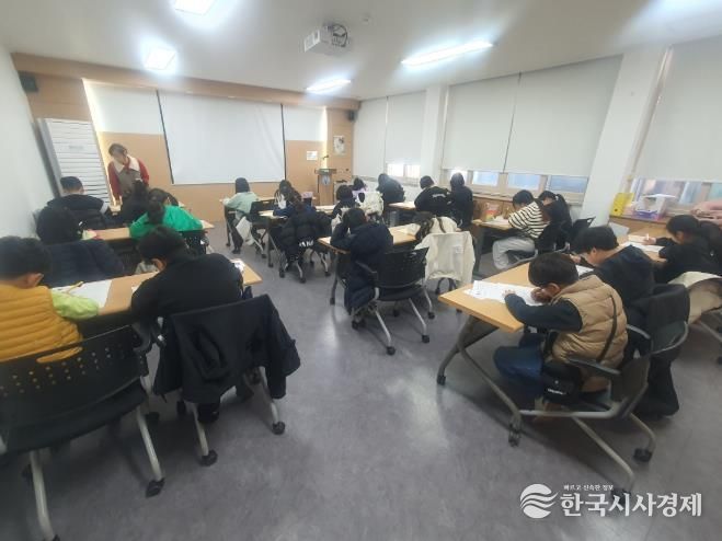 곡성군 드림스타트 아이들이 한자 학습 지도를 받고 있다.