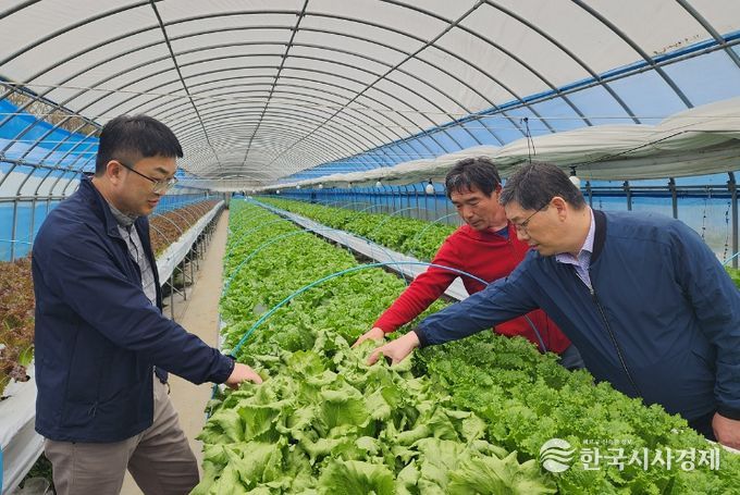 여수시가 학교급식에 여수산 친환경농산물 공급 확대를 위해 농가 순회 방문하고 있다.