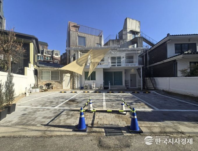 담장을 허물고 조성된 내집주차장