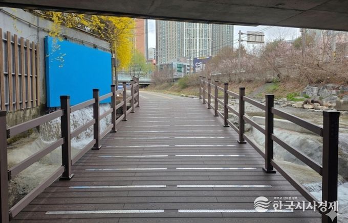 성복천 노후된 배수통문 보수 사진