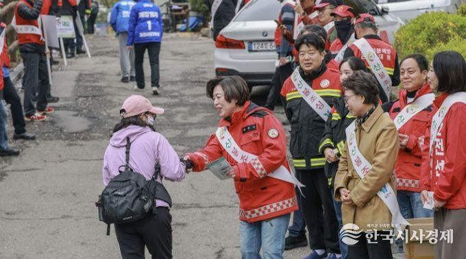과천시, 관악산 등산로 입구에서 산불 예방 홍보 펼쳐