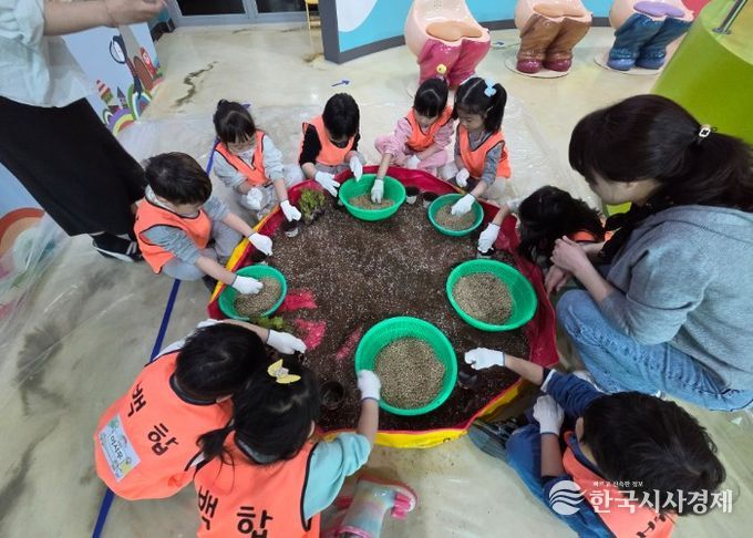 상추화분을 만들고 있는 중동백합어린이집 어린이들