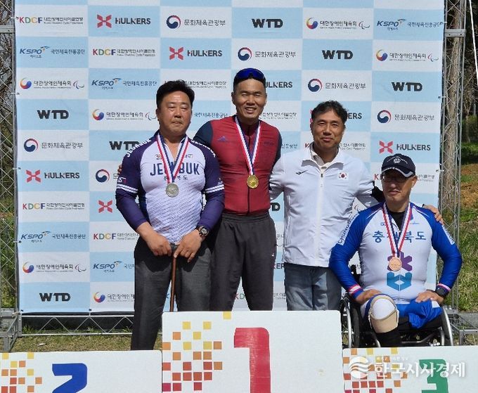 신의현(좌측에서 두번째) 선수 시상