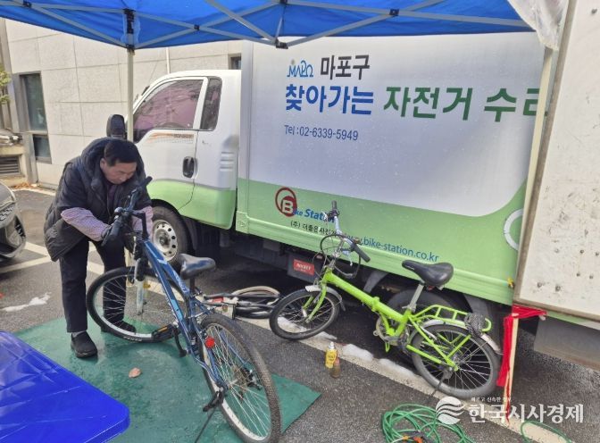 마포구 ‘찾아가는 자전거 수리센터’에서 자전거를 수리하고 있다.