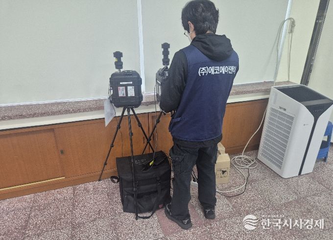 우리 학교 공기는 오늘도 맑음!(_미세먼지 측정을 위해 측정 기기를 과학실에 설치하는 모습_)