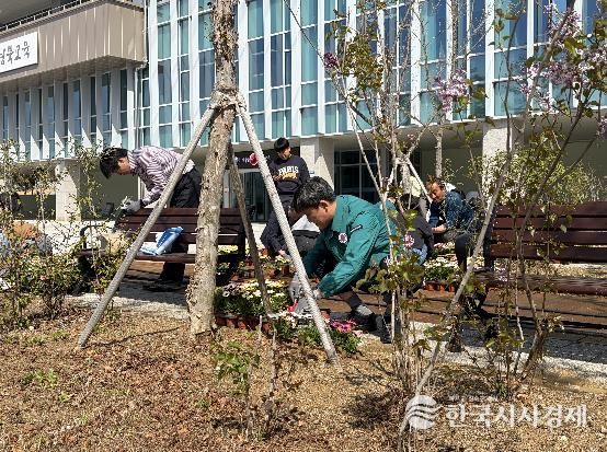 봉화교육지원청 청사에서 꽃 심으며 청렴을 다짐하는 행사 실시