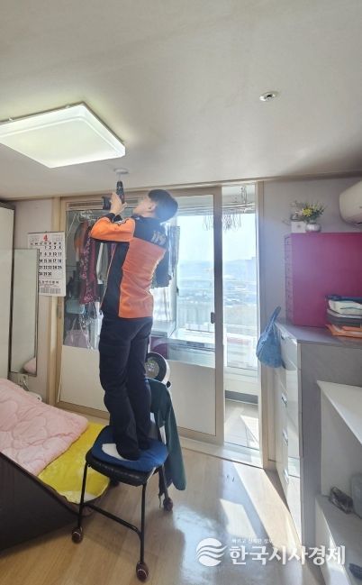 청각장애인 가구에 소방시설을 설치하고 있다