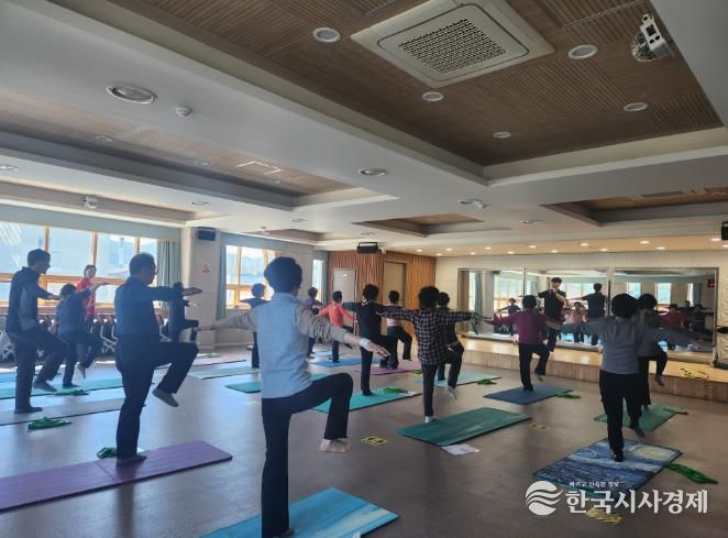 함안군건강생활지원센터, 농업인 근력강화 운동 프로그램 운영_근력강화 운동 프로그램 운영사진