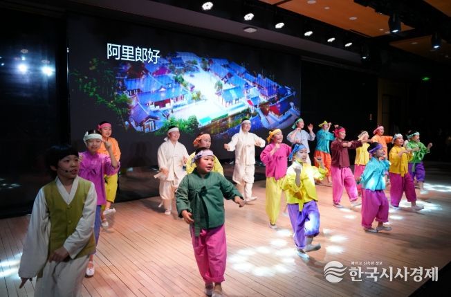 밀양아리랑예술단이 중국 북경에서 가무악극 ‘날 좀 보소’를 선보이고 있다.
